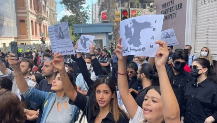 İran Konsolosluğu Önünde Mahsa Amini Protesto…
