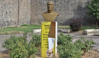 Ahmed Arif Büstüne Saldırı