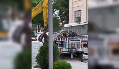 Gazi Üniversitesi’ndeki Gezici Kütüphane, İş Makinasıyla Parçalandı…