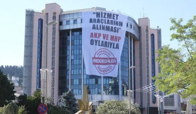 CHP’li İzmit Belediyesi Cumhur İttifakı’nı Pankartla İfşa Etti…