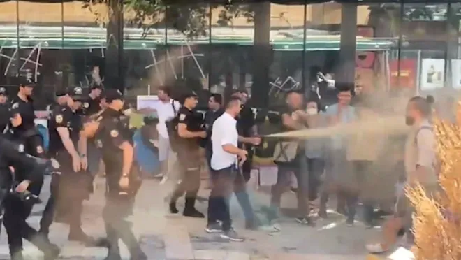 Polis, Özel Okul Öğretmenlerini Biber Gazı Sıkarak Dağıttı…