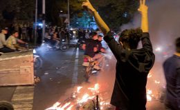 İran’da Başörtüsü İsyanı! Sokaklarda Ahlak Polsini dövüyorlar…