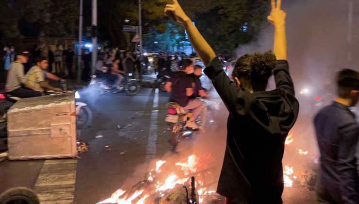 İran’da Başörtüsü İsyanı! Sokaklarda Ahlak Polsini dövüyorlar…