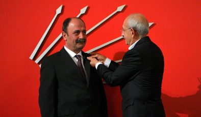 Kılıçdaroğlu, CHP’ye Katılan Nuşirevan Elçi’ye Rozetini Taktı…