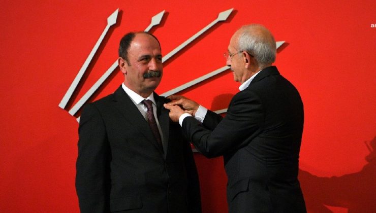 Kılıçdaroğlu, CHP’ye Katılan Nuşirevan Elçi’ye Rozetini Taktı…
