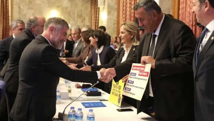 Nureddin Nebati’ye Meclis’te Protestolu Karşılama