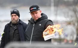 İsveç’te Irkçı Lider, Türkiye Büyükelçiliği Önünde Kuran-ı Kerim Yaktı…