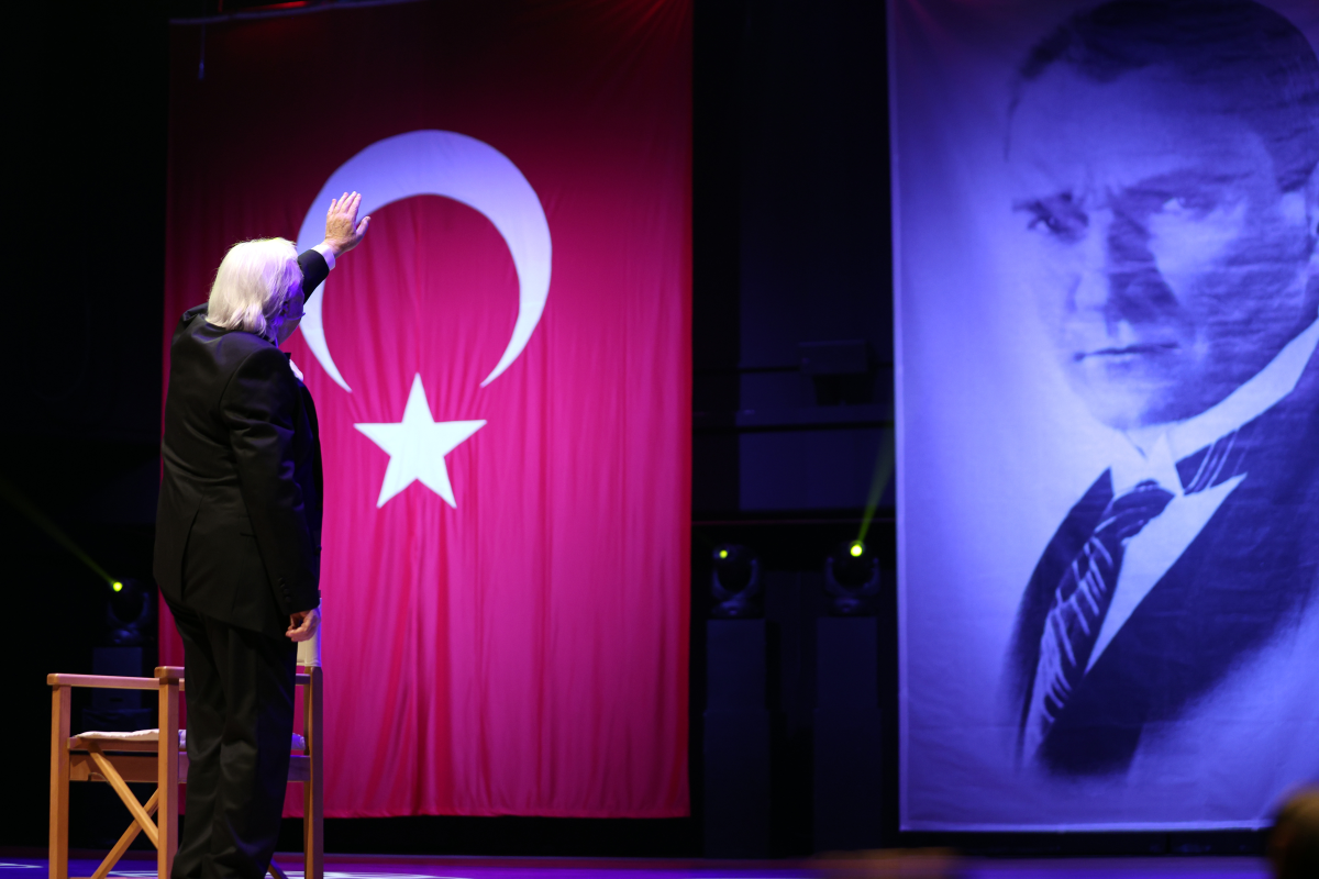 Müjdat Gezen 70. Yılında Sahnelere Veda Etti…