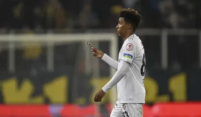 Ankaragücü-Beşiktaş Maçında Sahaya Muşta Atıldı…