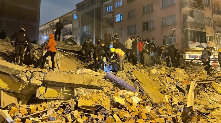 Maraş ve Çevre İllerde Yıkılan Binalar Var,Can ve Mal Kayıpları Var…