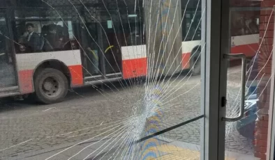 CHP İzmir Seçim Bürosuna Taşlı Saldırı…