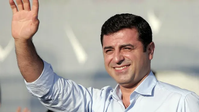 Demirtaş: Genç Arkadaşım Seçilemeyecek Adaya Oy Verip Geleceğini Karartma…