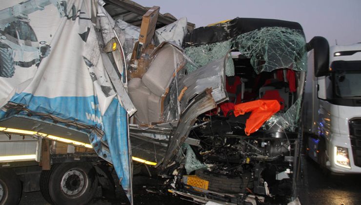 Elazığ’da Korkunç Kaza: Yolcu Otobüsü İle TIR Çarpıştı 1 Ölü, 32 Yaralı…