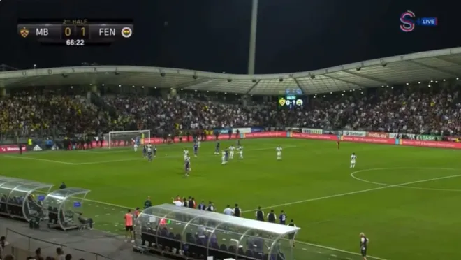Tribünde Kavga Çıktı, Fenerbahçe-Maribor Maçı Durdu…
