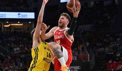 12 Dev Adam, İsveç’e Fark Atıp Finale Yükseldi…