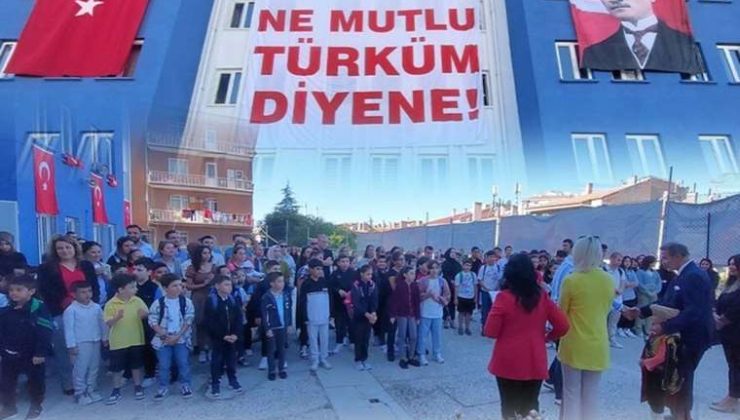 Yeni Döneme AKP’nin Yasakladığı Andımız İle Başladılar…