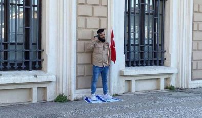 Silahı Kafasına Dayayıp İsraili Protesto Etti…