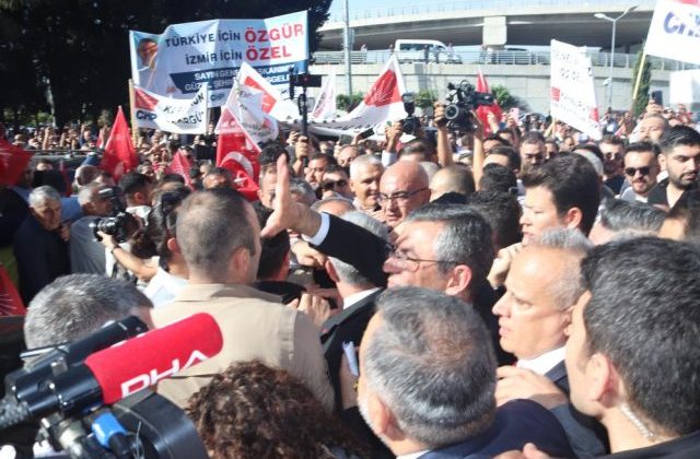 CHP Genel Başkanı Özgür Özel, İzmir’de Coşkuyla Karşılandı…