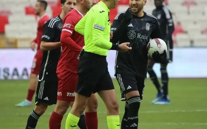 Beşiktaş Sivas’ta Hakeme Kaybetti…