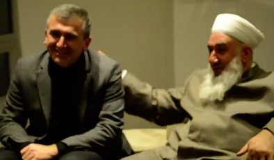 CHP’li Başkan Adayı’nın Menzil Şeyhi’nin Elini Ötüğü Görüntüsü Ortaya Çıktı…