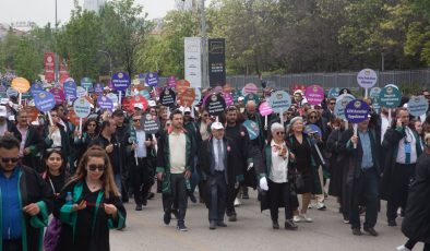 Avukatlar: Cüppemiz Yağmurda, Soğukta, Direnişte En Çok Umutta Vücut Buldu…