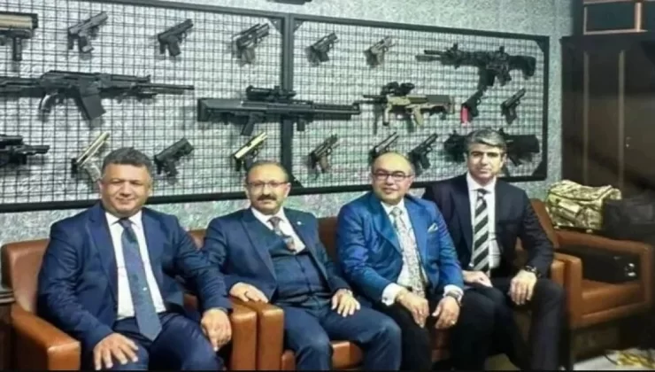 Makam Odasında Cephanelik Sergileyen Hakime Soruşturma Açıldı…