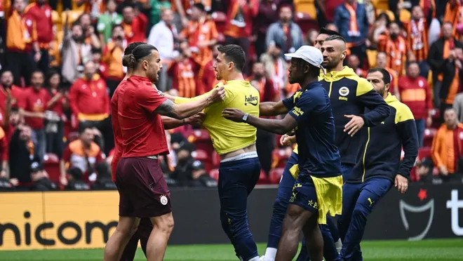 Galatasaray-Fenerbahçe Maçı Öncesi Futbolcular Kavga Etti…