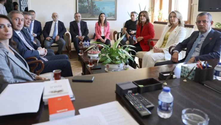 Özgür Özel, AKP’li Vekillerin Saldırısında Yaralanan Koçyiğit’i Ziyaret Etti…