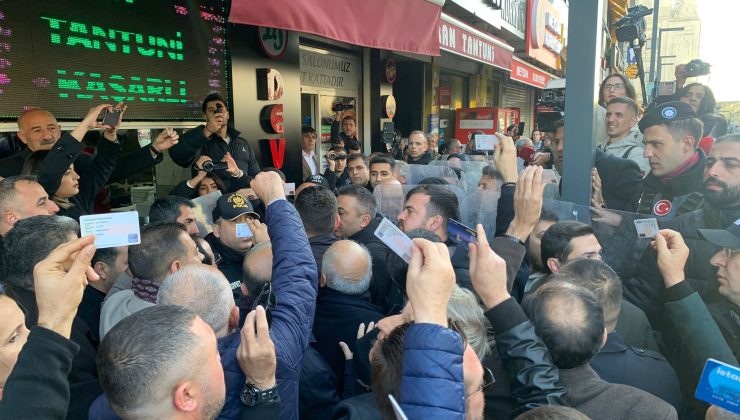 Polis, CHP’li Meclis Üyelerini Belediyeye Sokmadı…