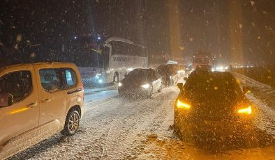 Kar Trafiği Kilitledi…