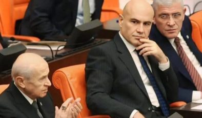 Müsavat Dervişoğlu: Hararetle ve Gözlerinin İçi Gülerek Alkışlıyor…