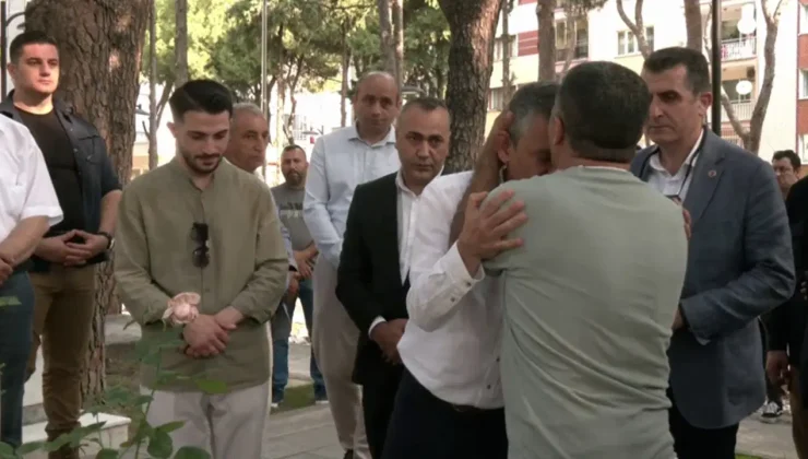 Şehit Enes Budak’ın Babası, Özgür Özel’i Alnından Öptü…