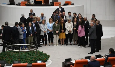 CHP’li vekiller TBMM’de kürsüyü işgal etti