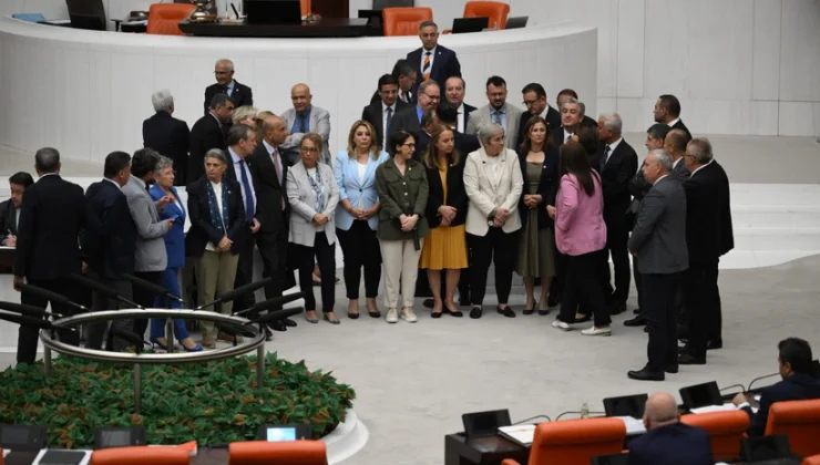 CHP’li vekiller TBMM’de kürsüyü işgal etti