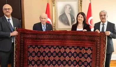 Terörist Başı Öcalan Bahçeli’ye Kilim Hediye Etti…