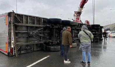 Fırtına TIR’ları Devirdi…
