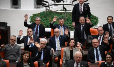 Özgür Özel: Çocuğa Harçlık Verir Gibi, Alay Eder Gibi…