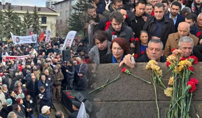 Uğur Mumcu, Karlı Sokak’taki Evinin Önünde Türkülerle Anıldı…