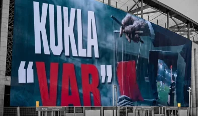 Beşiktaş, İnönü’ye Dev Pankart Astı…