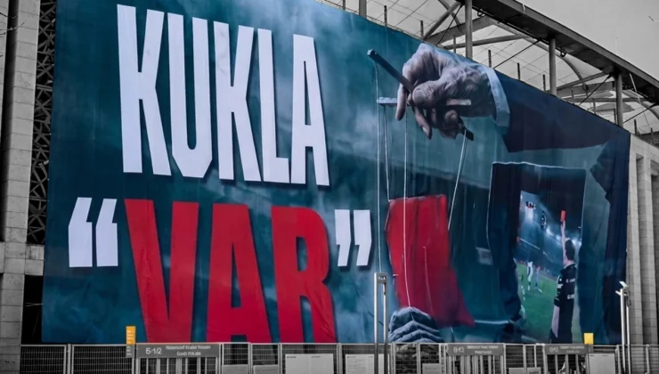 Beşiktaş, İnönü’ye Dev Pankart Astı…